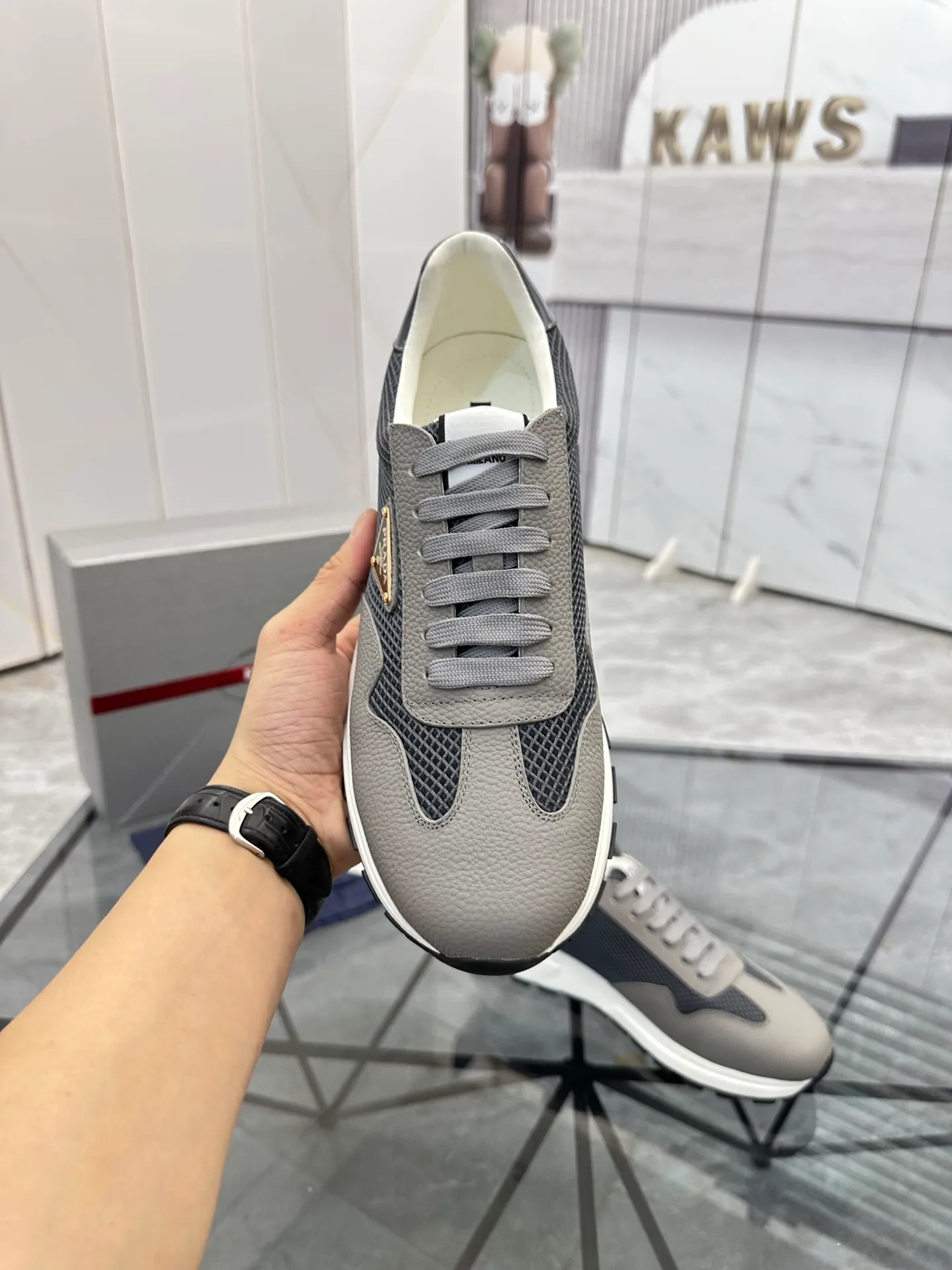 Men's shoes: 💰P600¥ High-end top quality Product trademark: Prada *"Prada*" low-top casual shoes Regular size: 38-45 (can be customized to 46) Product materials: imported first-layer cowhide stitching original material on the upper, water-dyed cowhide lining, cowhide foot pads, original outsole. No.: 001